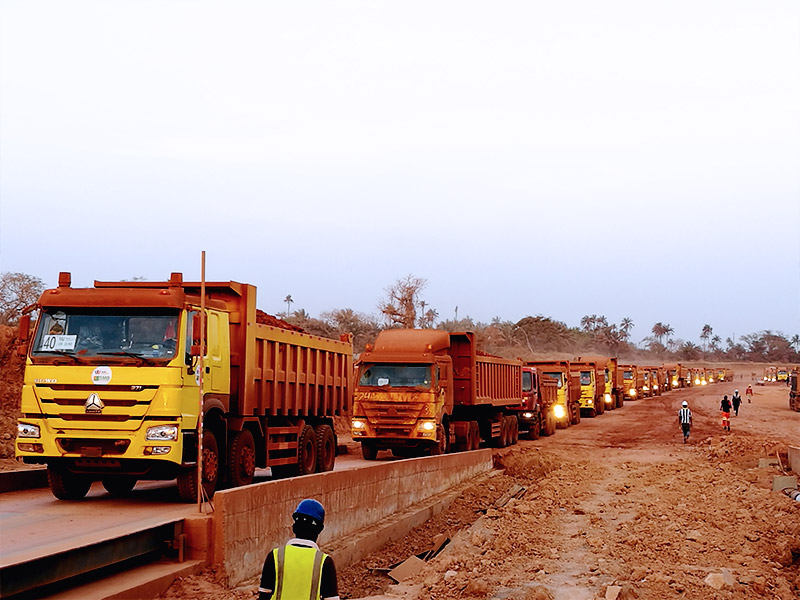 Sur le site de transport de bauxite à Boké en Guinée, les camions à benne 8x4 HOWO, représente une part d